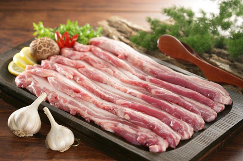 Thịt ba chỉ sau khi sở chế thái thành những miếng dài